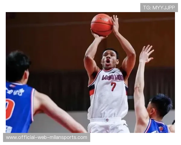 篮球新秀崛起，挑战霸主位置！，新秀崛起抢球动作