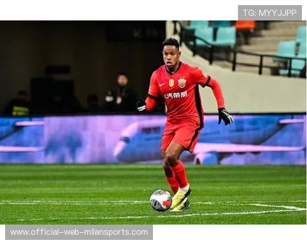 成都蓉城亚历斯祖强硬对抗，护球转身送出精准直塞